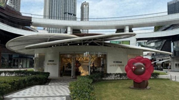 鳄鱼配资 LV中国唯一巧克力店关门，奢侈品卖“周边”，消费者为何不买账？｜财经时评